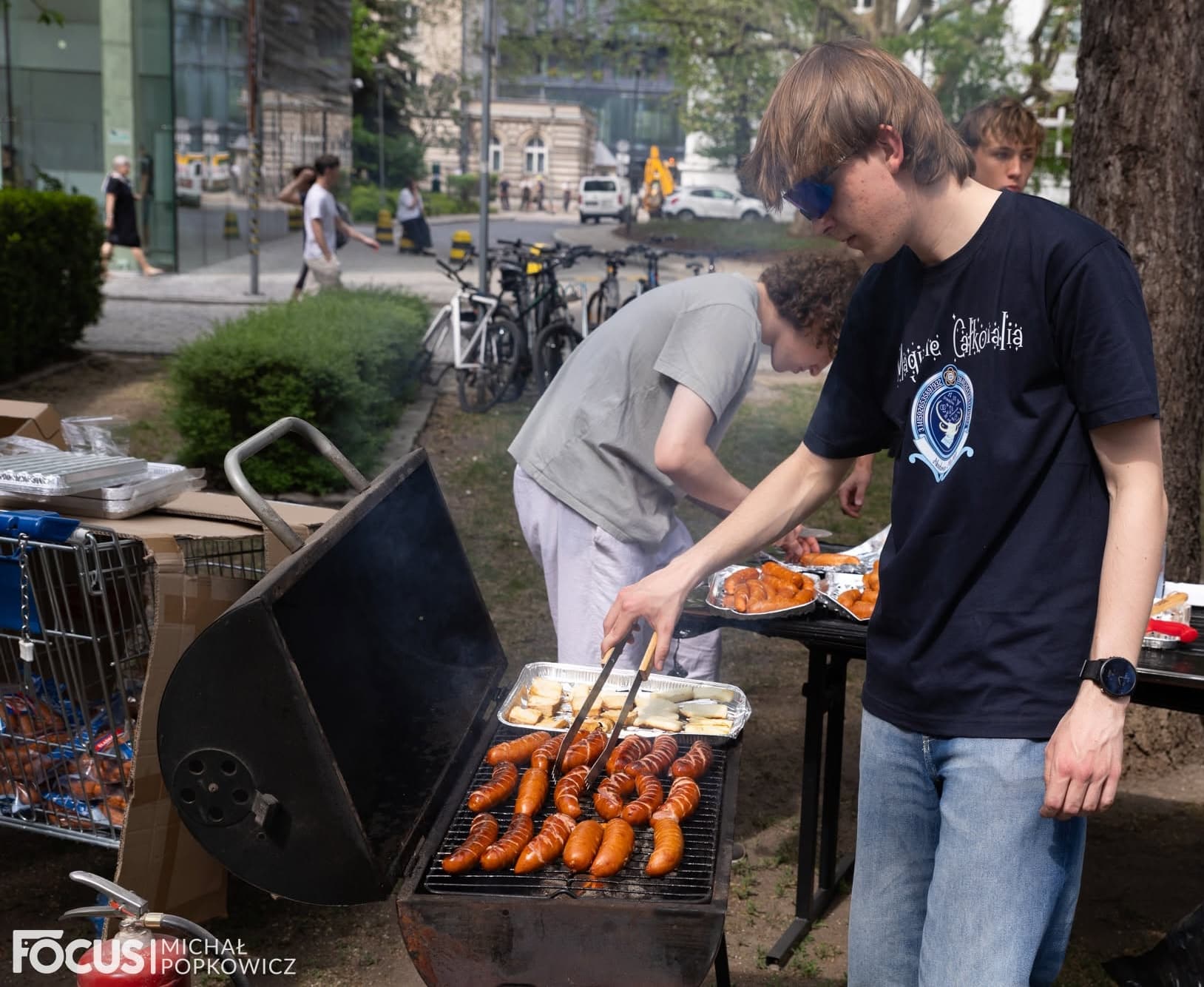 Me grilling sausages at the Całkonalia faculty picnic